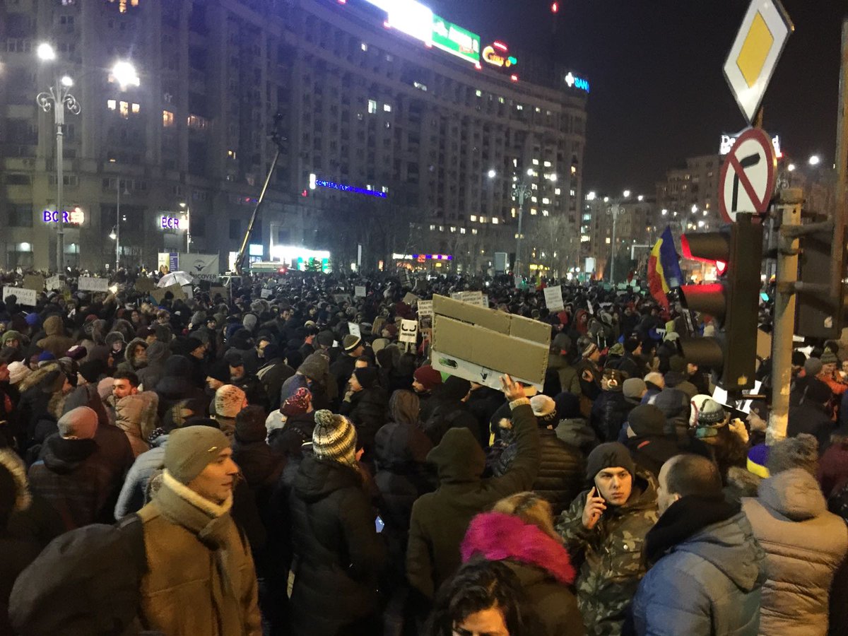 navigatorix's tweet photo. 2nd day, 100.000 #Protest in #Bucharest, #România against the #Corruption  @InitiativaRo @nytimesworld @washingtonpost @BILD @SPIEGELONLINE https://t.co/aUnV2qAzWA