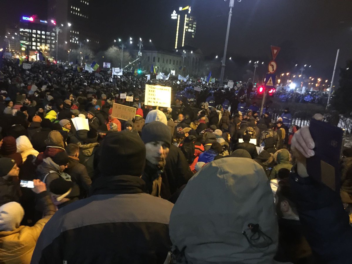 navigatorix's tweet photo. 2nd day, 100.000 #Protest in #Bucharest, #România against the #Corruption  @InitiativaRo @nytimesworld @washingtonpost @BILD @SPIEGELONLINE https://t.co/aUnV2qAzWA