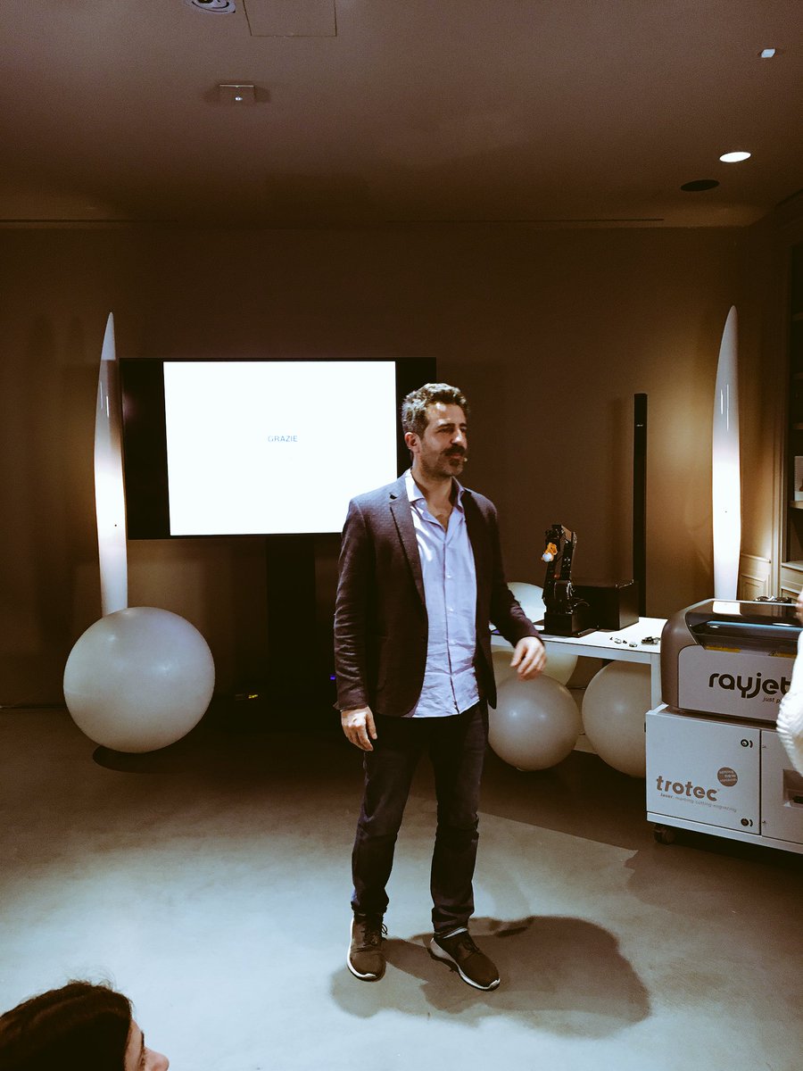 La fabbrica del futuro sarà fatta così: un uomo, un cane e una macchina. Finisce lo speech di M. Temporelli. #FordSocialHome <a href="/wireditalia/">Wired Italia</a>