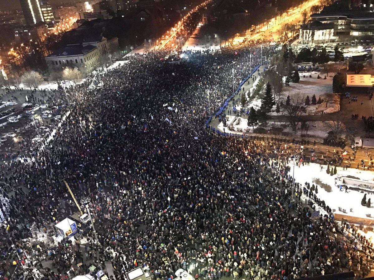 SabinaCiofu's tweet photo. Now! Huge crowd take to the streets in #bucharest after gov defiantly passes law to pardon criminals! #romaniaprotest #anticoruptie #resist https://t.co/nDlxpKPCh8