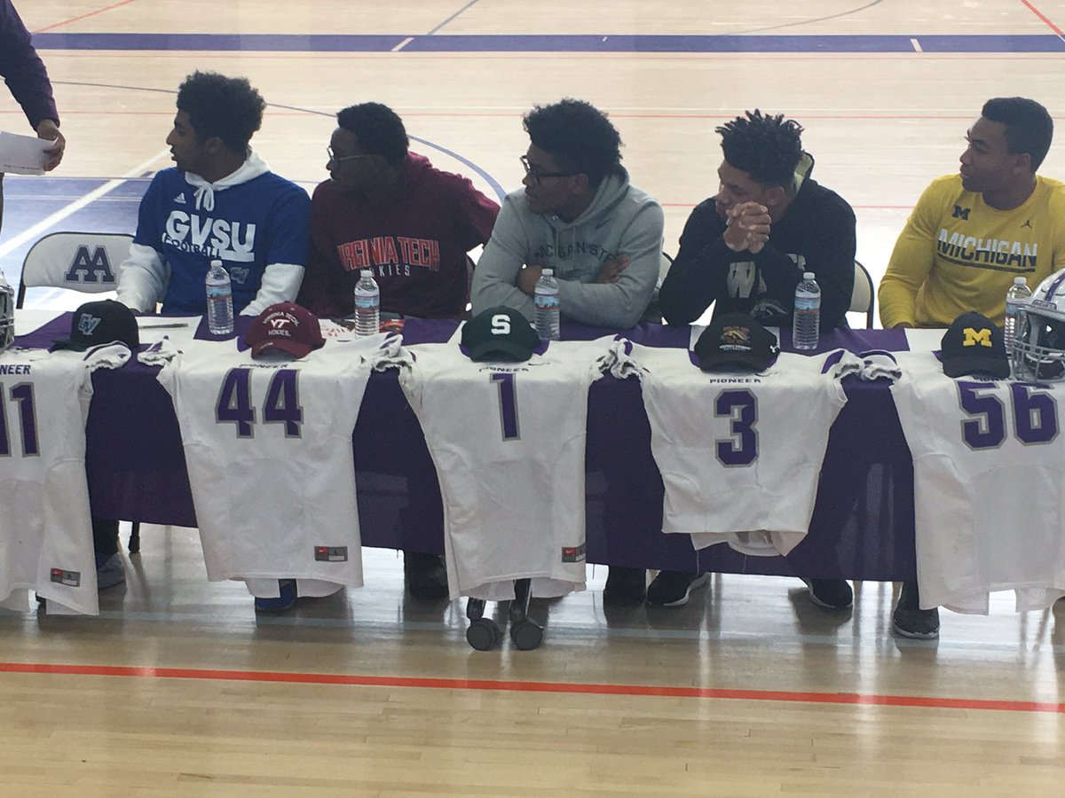 Congrats <a href="/_antjuan_/">Antjuan Simmons</a> <a href="/Cedric_Benton05/">Ced</a> <a href="/TeriusW44/">Terius Wheatley</a> @justhubb3 @jg500087!!! Best of luck to all of you!!! Make us proud!