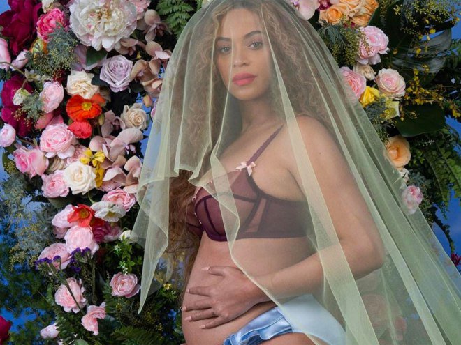 EW's tweet photo. .@Beyonce announces she's pregnant with twins! https://t.co/paySotRDSe https://t.co/vkUOgMyGjt