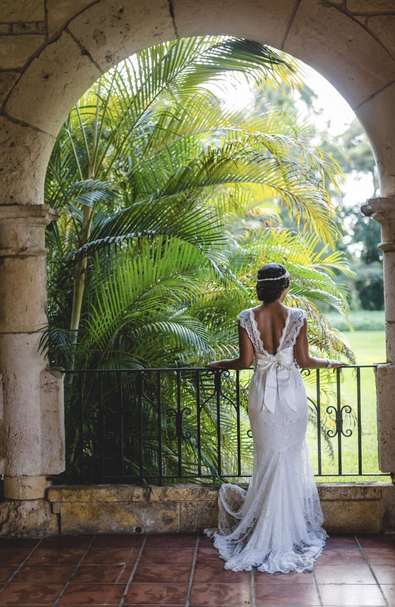 shopBRNZ's tweet photo. If you haven't checked out the latest post featuring @thebridalandeventshow click the link in the bio 💍
Dress: @thebridalpro https://t.co/YlCe5dqoZi