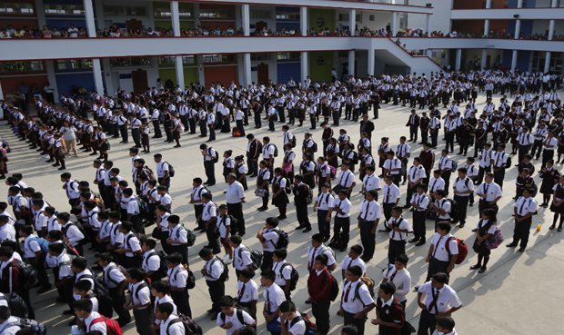 Minedu prohibirá ceremonia de formación escolar durante el verano goo.gl/fJ0RUj