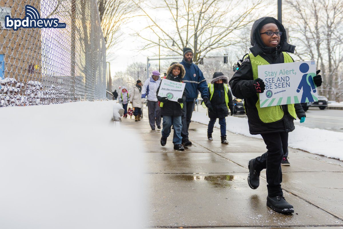 bostonpolice's tweet photo. Let's make our streets safer for these @BostonSchools students to walk everyday! #HeadsUpPhonesDown #MAWinterWalk2017 https://t.co/AURIJAuApS