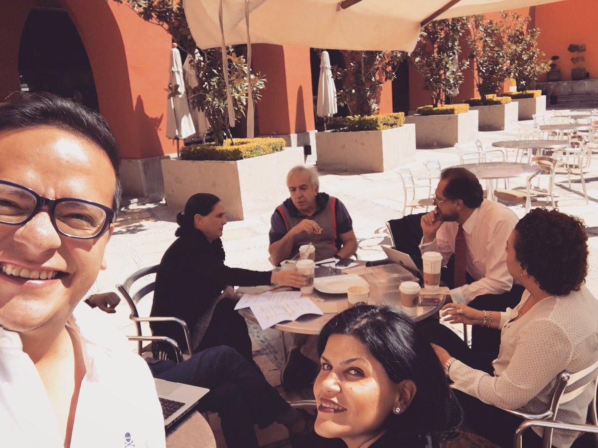 Como cuando estás en medio de una reunión de preparación y te paras a tomar una #selfie.
<a href="/piscitelli/">Alejandro Piscitelli</a> <a href="/Trinity_k01/">Karime Ramzahuer</a> <a href="/patygreenvalley/">Patricia Zorrilla</a>