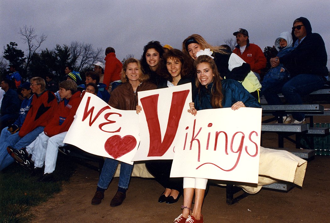 GVAlumni's tweet photo. Today's Way Back Wednesday photo is from 1993! These GV students cheered on the @GrandViewUniv baseball team. Retweet and tag friends! https://t.co/rXdnPjP1Pc