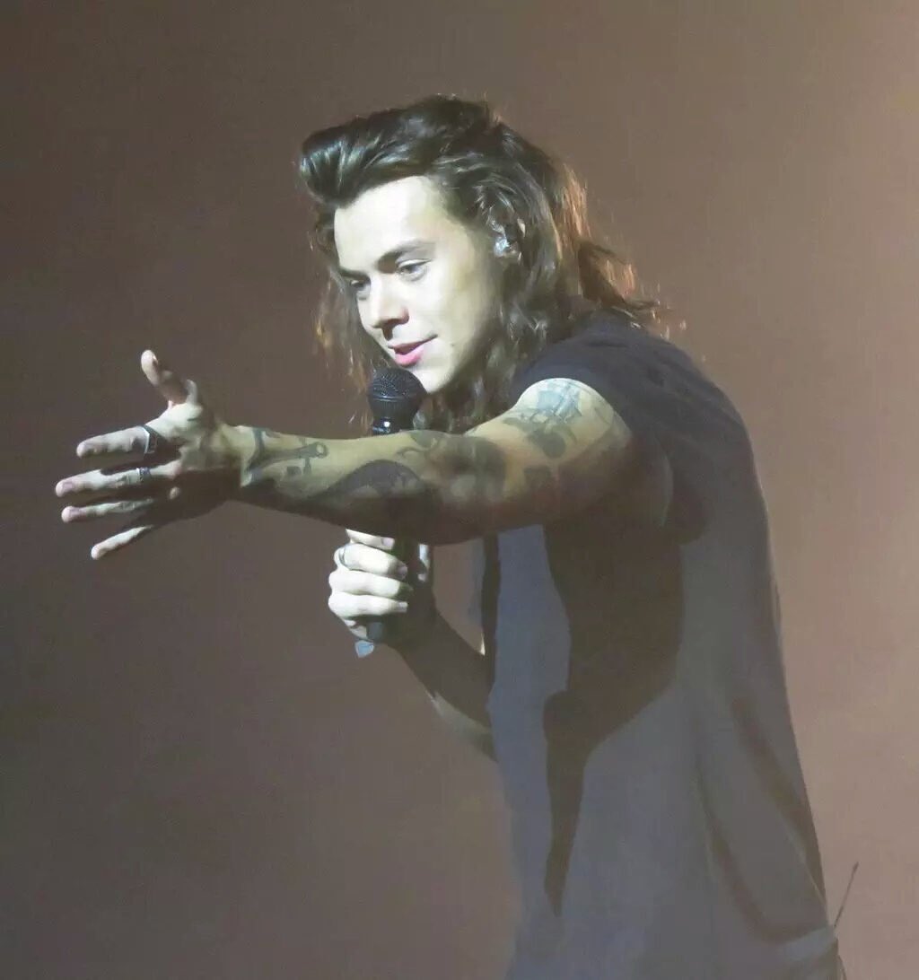 HarryAaronStyle's tweet photo. @Harry_Styles "You are strong, remember that. I will raise up stronger than before. 
#happybdayharryStyles 
#HappyBdayHarryFromItaly 🎊🎉🎂 https://t.co/JDvN1428MX