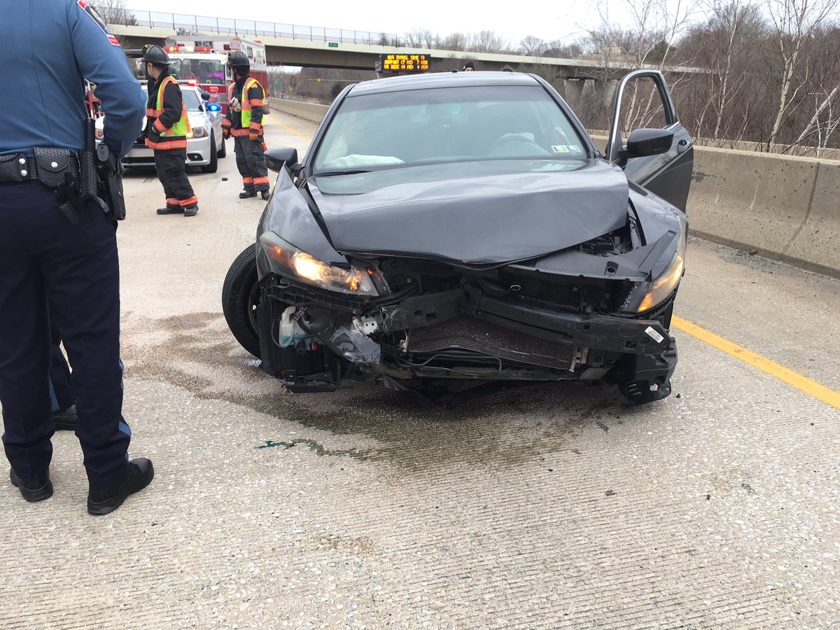 WoodlynFire67's tweet photo. Rescue 67 just cleared this accident on 476 North at mile 1.4 , 2nd one today on the blue route. https://t.co/zXLi9ozryA