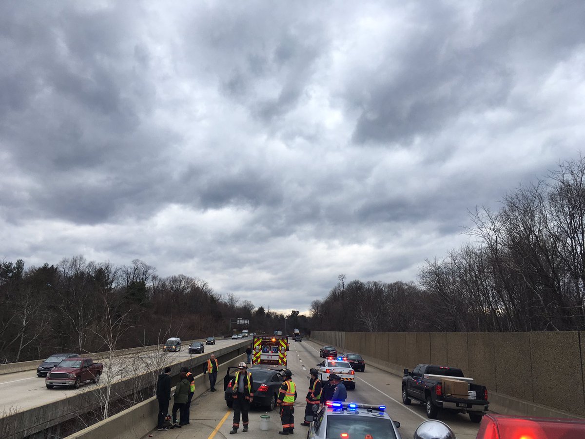 WoodlynFire67's tweet photo. Rescue 67 just cleared this accident on 476 North at mile 1.4 , 2nd one today on the blue route. https://t.co/zXLi9ozryA
