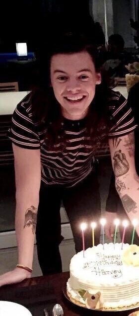 yulitzarincon's tweet photo. feliz cumpleaños a mi super héroe sin capa..
 #HappyBirthdayHarry 
"HAPPY BDAY HARRY" https://t.co/8crJhUwUyx