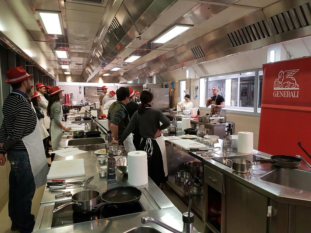 Live <a href="/chefmaxmariola/">Max Mariola</a> con i vincitori #viviamopositivo #GeneraliItalia dalla #gamberorossoacademy. Si cucina!