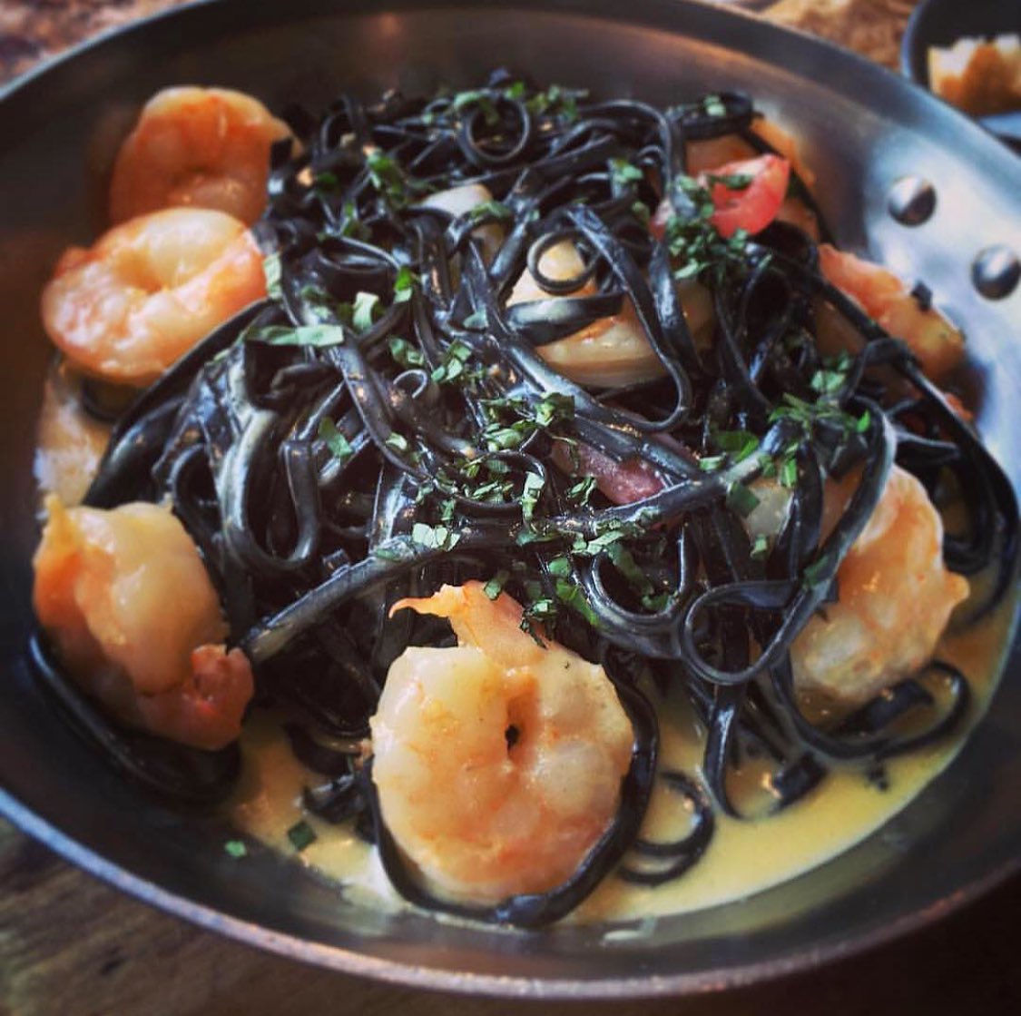 bistronomy's tweet photo. Este plato tiene su encanto y propio y por eso todos lo aman!!!! 🍤🍝😍 Fetuccini Negro con Langostinos y salsa de vino blanco 👌🏻 #Rausch https://t.co/KpJKD7UqW9