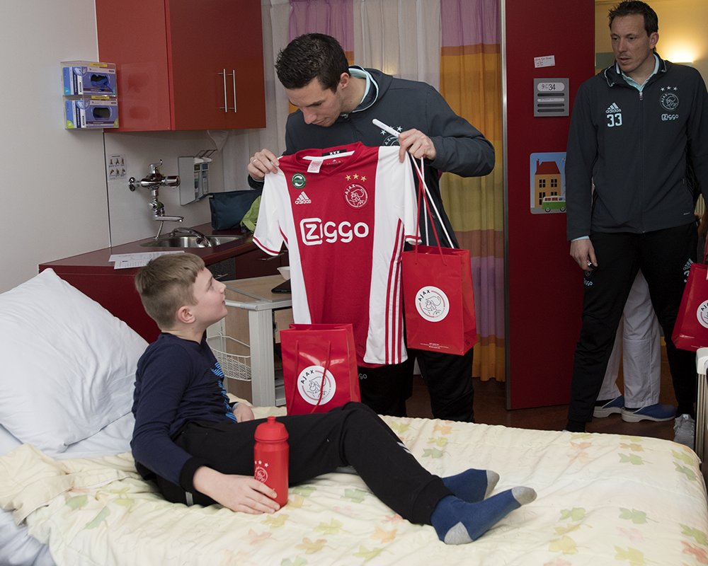 AFCAjax's tweet image. 📝 |Indrukwekkend bezoek van #Ajax aan @VUmcKinderstad. 
ajax.ms/B0y