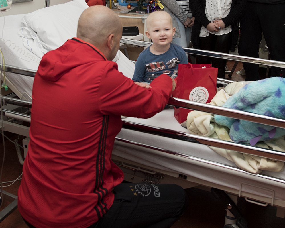 AFCAjax's tweet image. 📝 |Indrukwekkend bezoek van #Ajax aan @VUmcKinderstad. 
ajax.ms/B0y