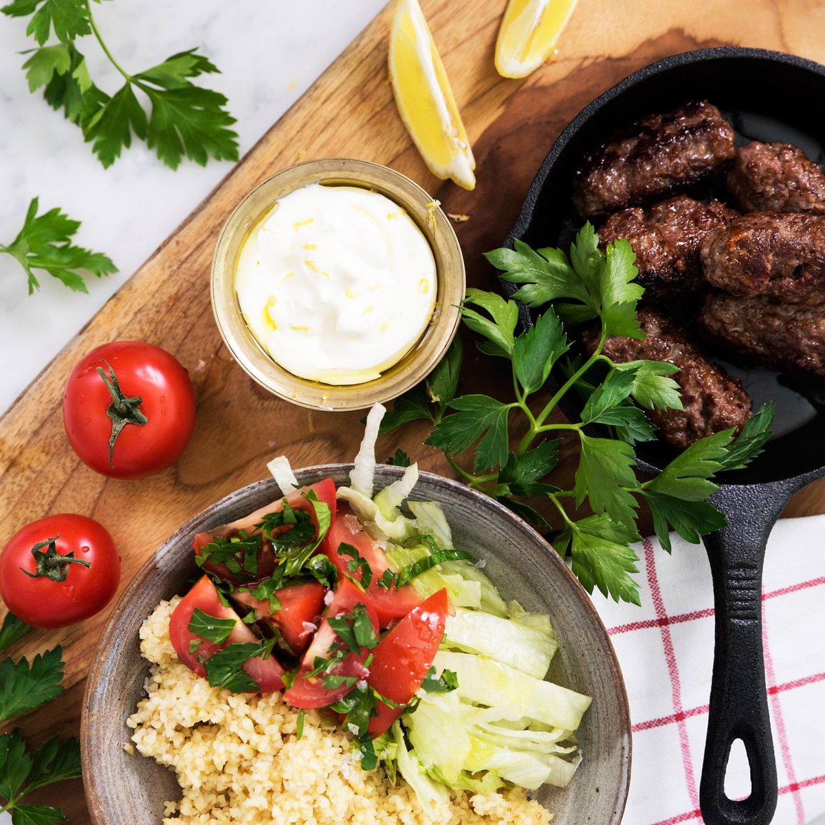 In de Familiebox: Köfte met couscous en citroenyoghurt. Stond dit gerecht bij jullie op tafel? Deel je ervaringen dan onder dit bericht :-).