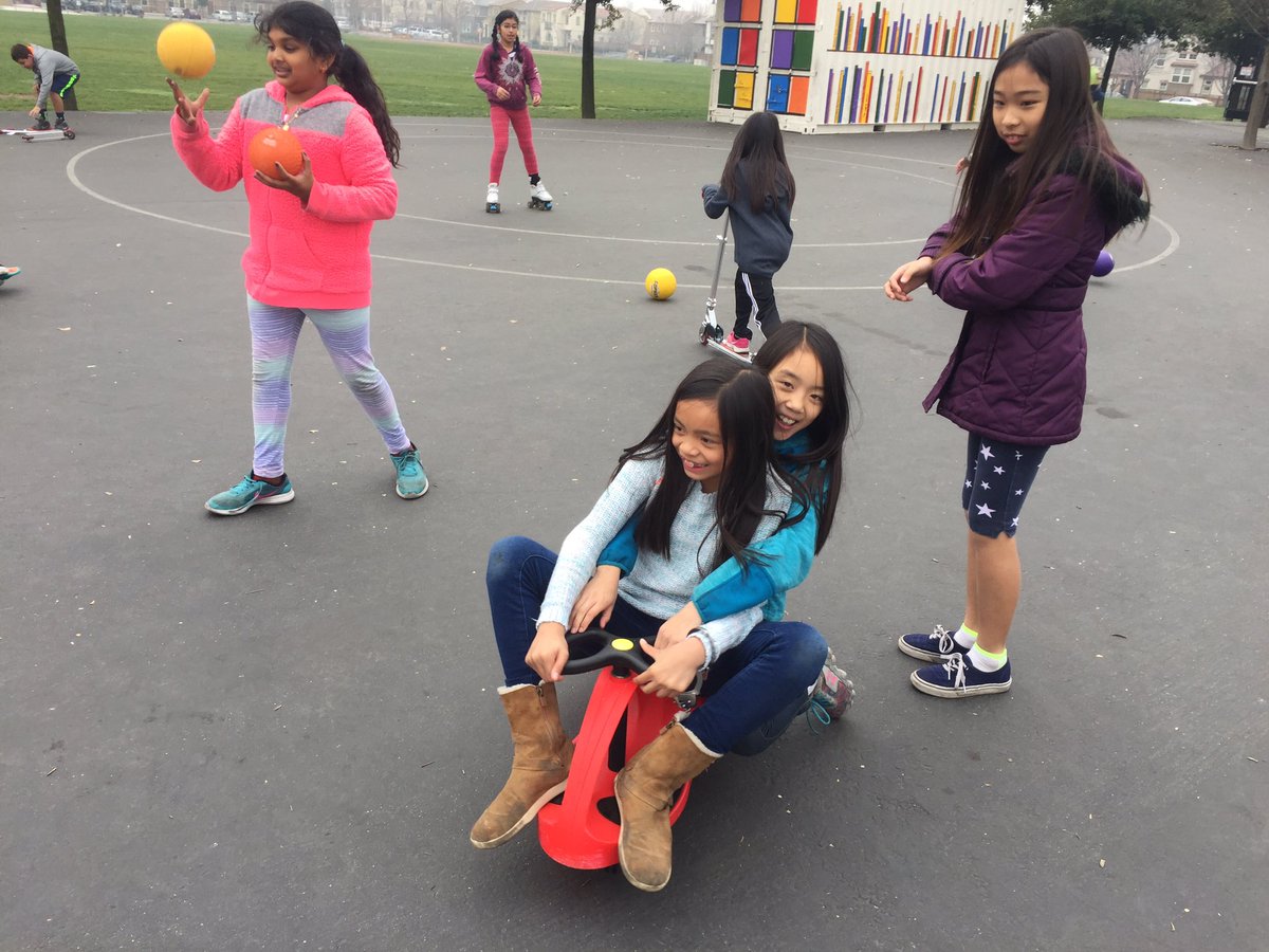 MsDeBruhl_E7's tweet photo. "Play is our brain's favorite way of learning!" ππβΉπΌββοΈ@GSPlayDay @MrsWui @QuailsofE5 @QRES_Explorers #GSDP2017 https://t.co/HTK9BieEMv