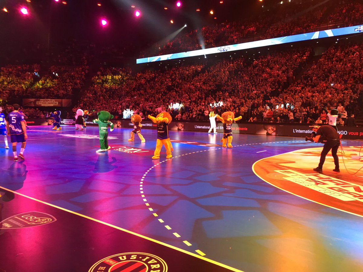 handstargame's tweet photo. Les #mascottes en pleine chorégraphie d'avant match ! #HSG2017 #Handball @LidlStarligue @psghand @HBCNantes @FENIX_HB @mhbofficiel @SRVHB https://t.co/w2P9qW7C9I