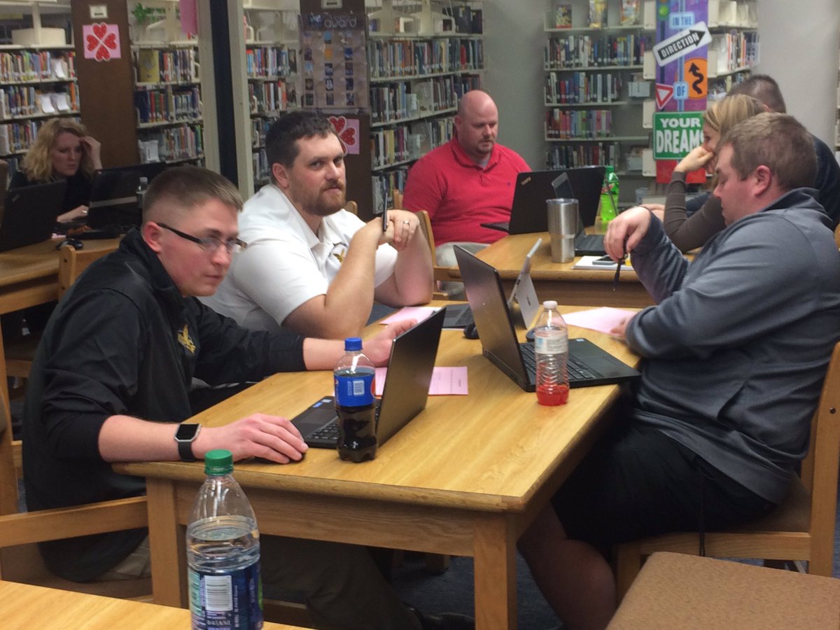 beckyr4304's tweet photo. Day 4 of blended learning! Learning about different types of blended learning & great dialogue! @ehawkpride #ehschat #ehawkpride @mcleod https://t.co/n7vQPnA8Oi