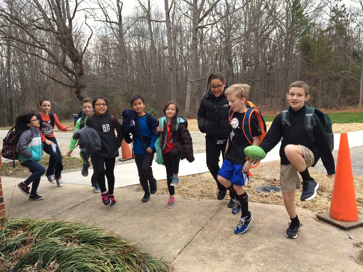 jengates395's tweet photo. Finishing up #WorkoutWednesday with static squats, planks, high knees and walking lunges to the busses! #RESwellness #4thgraderocks https://t.co/xS3DBQZPl0