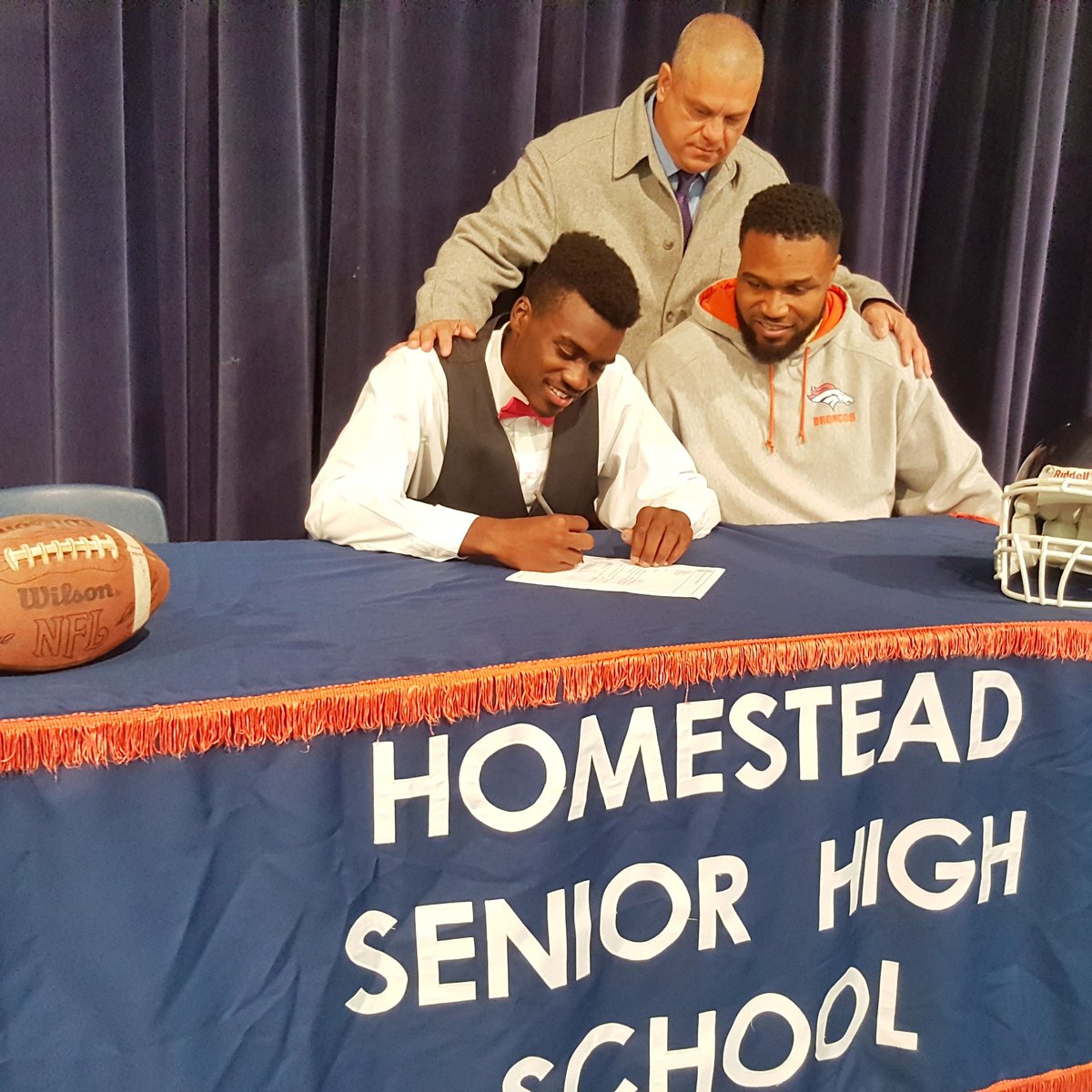 HomesteadSHS's tweet photo. Congratulations Damien Lindor for signing with Lincoln University! #BroncoPride #NationalSigningDay https://t.co/vhgdRr0sVe