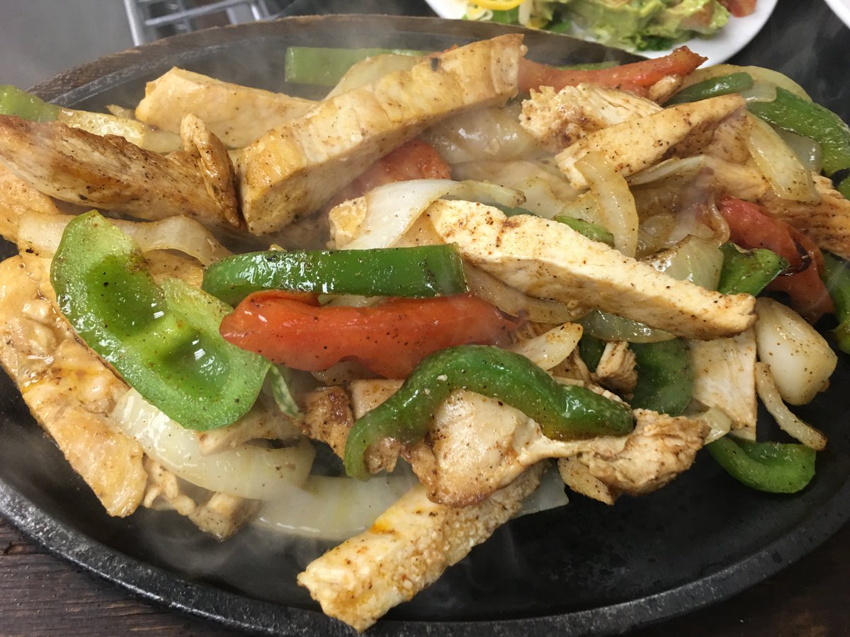 CampuzanoMex's tweet photo. Eating Chicken Fajitas is one way to end the night. https://t.co/jTLPesjoZ3