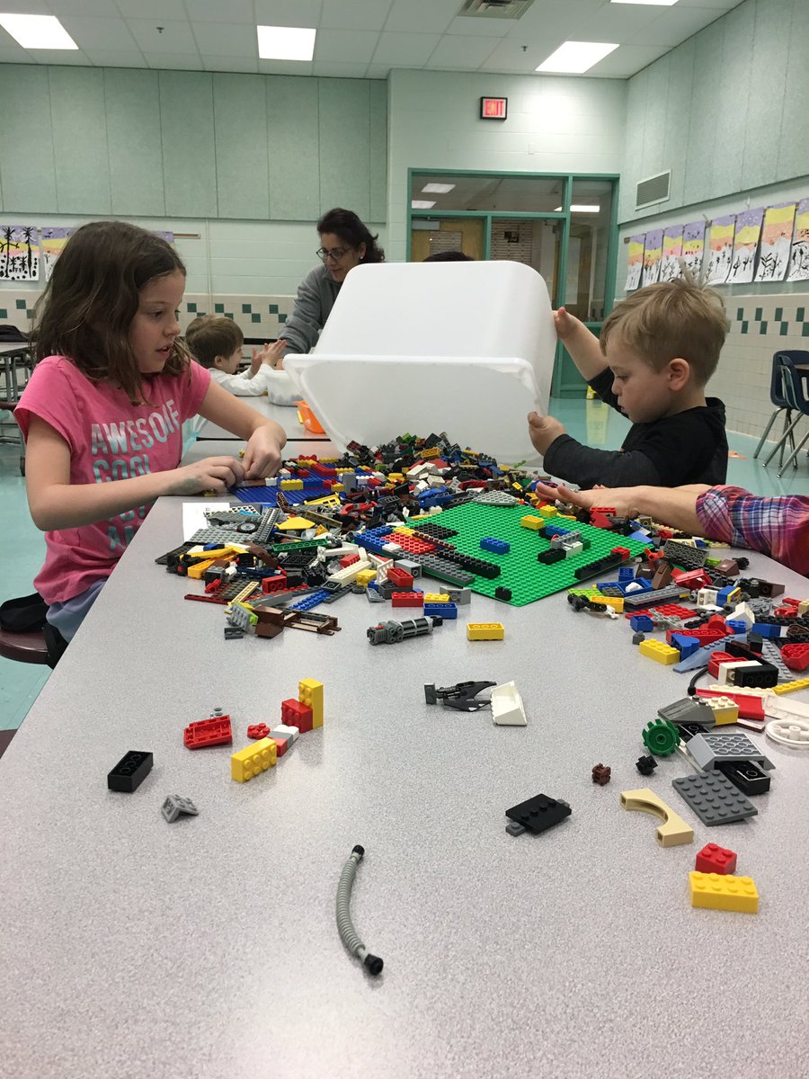 TheKatieLe's tweet photo. Legos, circuits, origami, coding, bots - awesome Family Maker Night tonight! #CPESbelieves #PlayToday #InventTomorrow #LearnForever https://t.co/tCU3RFxs21