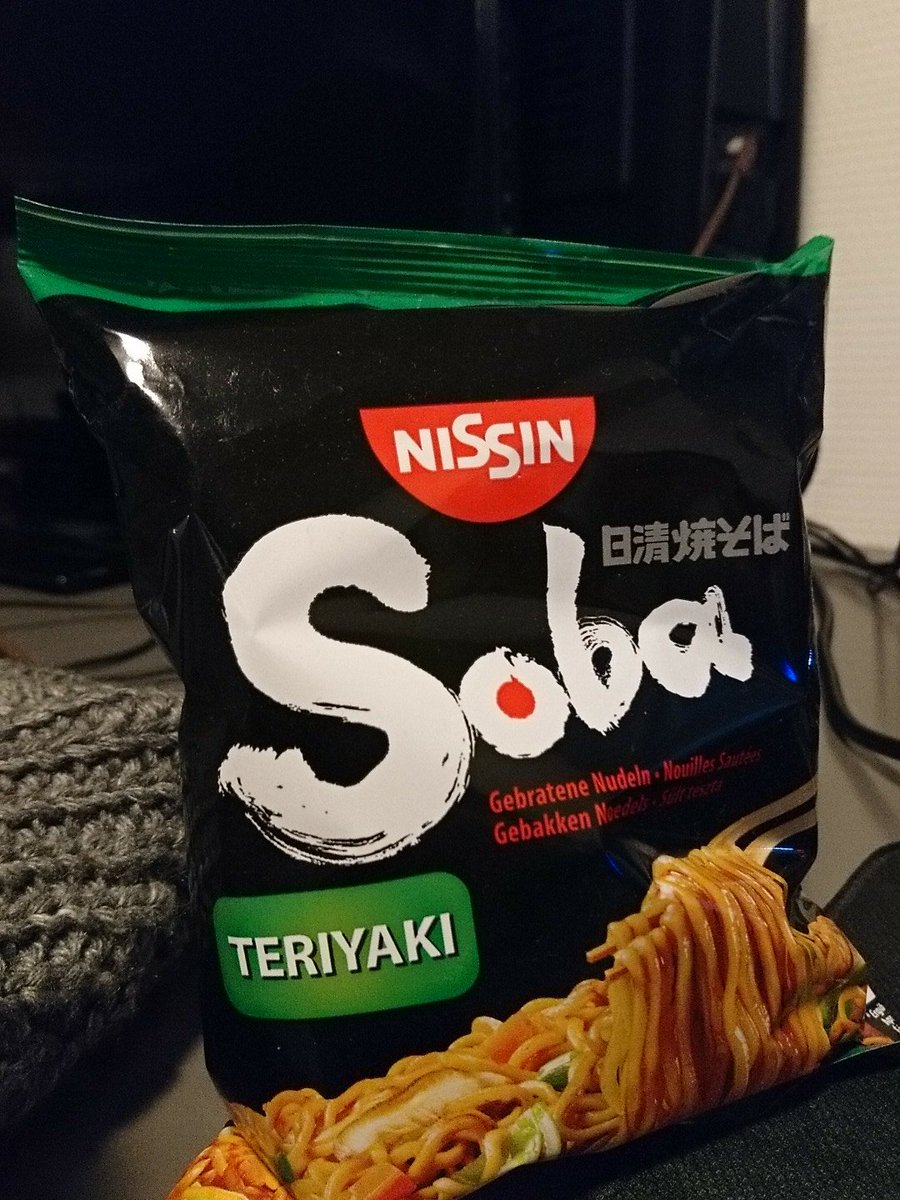 Roediementair's tweet photo. Iemand moet mijn noodles supply afkappen, ik bedoel wie heeft dit nou weer op zijn bureau? #chingame https://t.co/o7ARTxOfSu