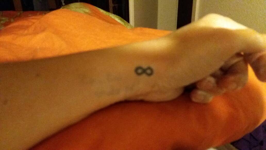 SuperWoman_SWDD's tweet photo. Probando el tatuaje que seguramente nunca me haré. #32de365 #CVCQ #indecisa #SWfriki #backtoblack #caleidoscópica #locosdelclic https://t.co/TGNaWO14px