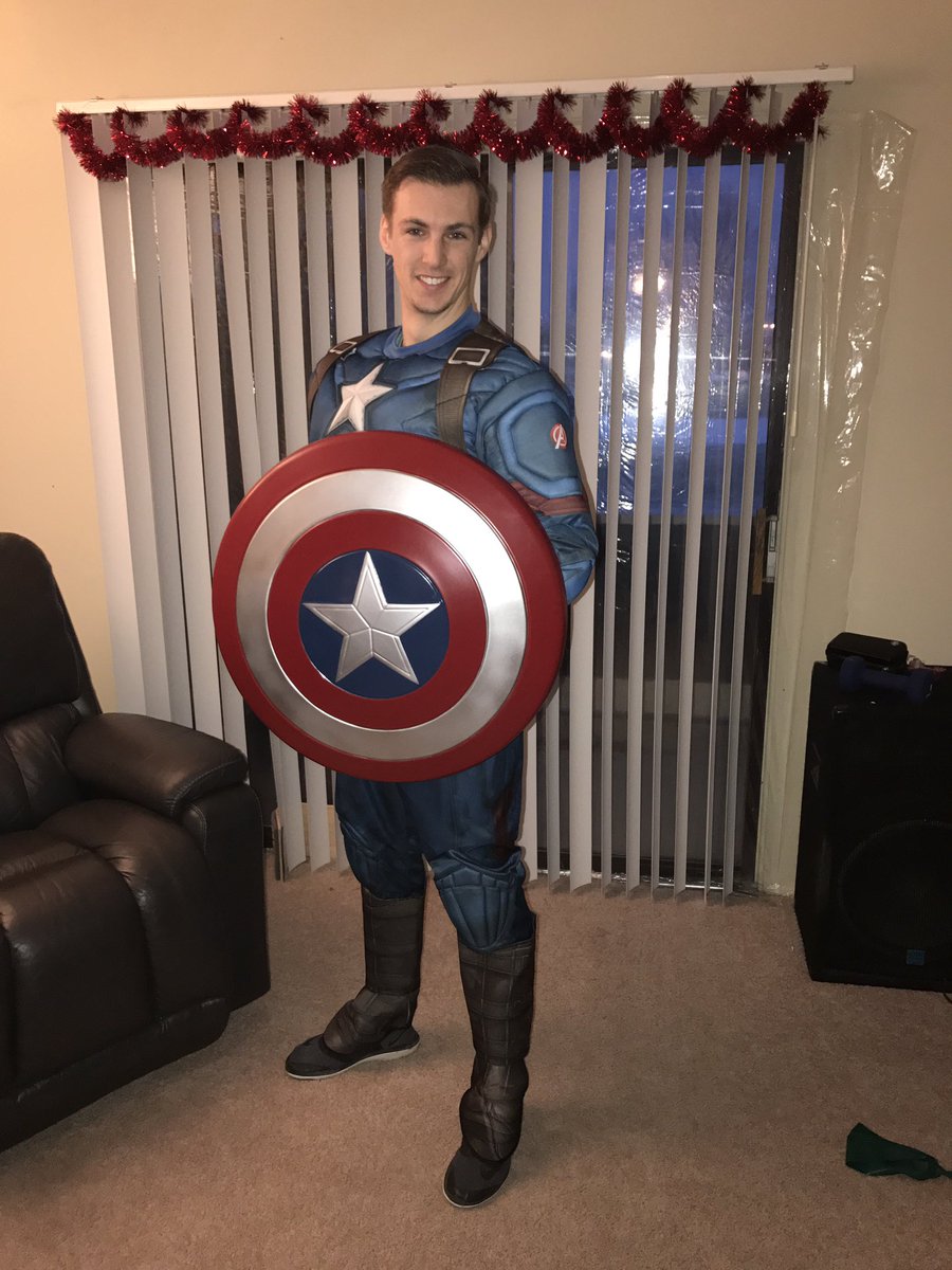 CristaLeaCooper's tweet photo. Hey @ChrisEvans you are my boyfriend's doppelgänger 😂😍👍🏼 #actionhero #nephews6thbday #heknew https://t.co/5jZ242so0B