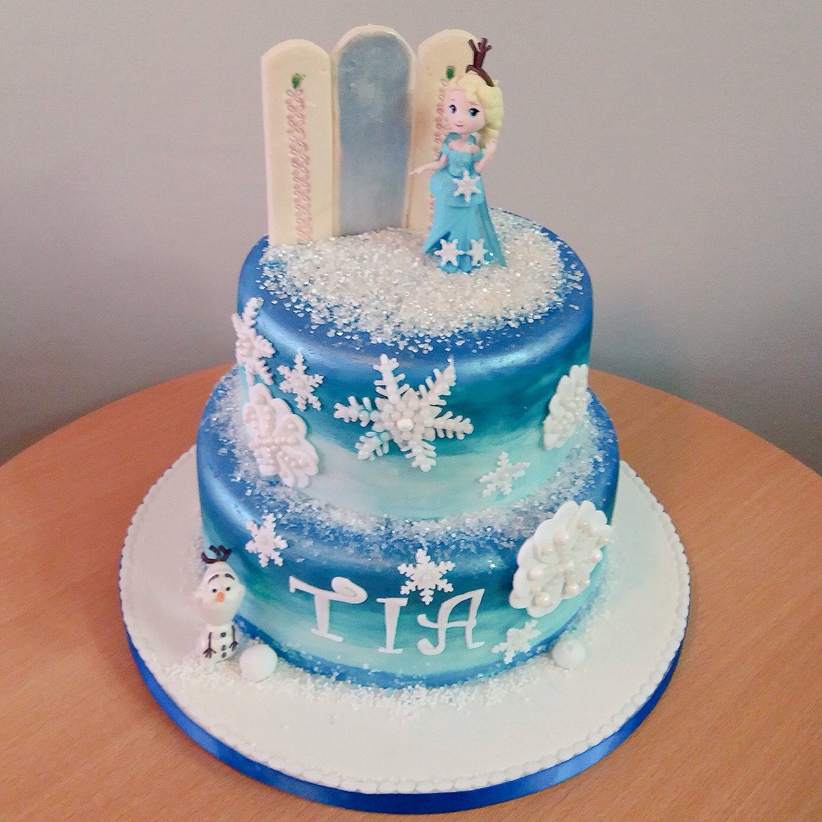 kjscoffeeshot's tweet photo. Frozen Birthday Cake ❄️⛄️ #cake #birthday #frozen #elsa #olaf https://t.co/fxWKZA3nei