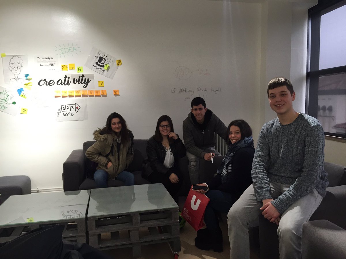 UVic_FEC's tweet photo. Avui els alumnes del IES Pere Barnils #centelles han conegut el #livecreativity a @uvic_news https://t.co/LOxYtB6EUs