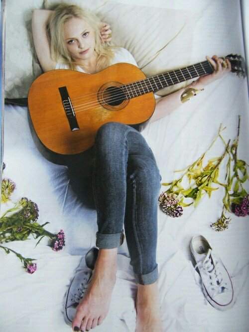 Happy birthday to Laura Marling; one of the most gifted singer/songwriters of our time. 