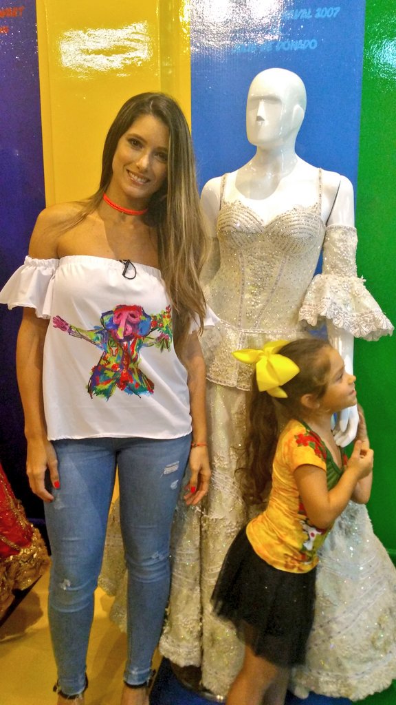 .<a href="/DANIELLADONADO/">DANIELLA DONADO</a> sonrió al llegar a la exposición #ElBandoVive y tener la posibilidad de compartir algo de su Carnaval con su pequeña hija