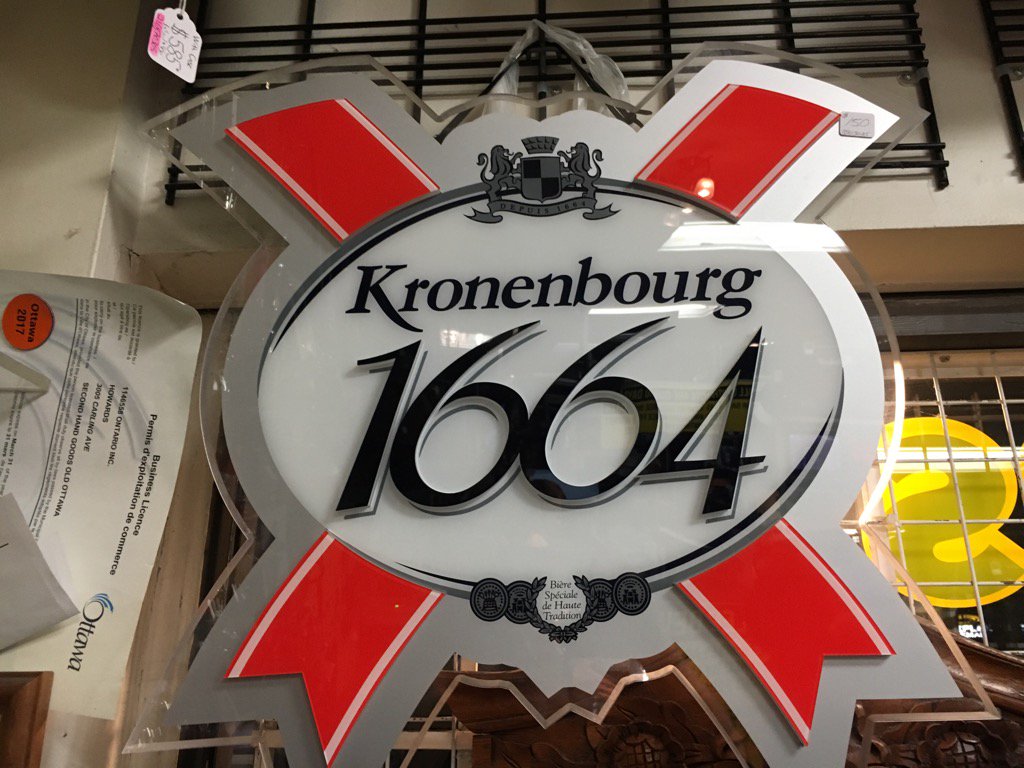 HowardsPawnShop's tweet photo. Lighted beer sign is very cool in any bar #Ottawa #ottnews #beer #ottawabar #drinkbeer https://t.co/8wVphZOpPC