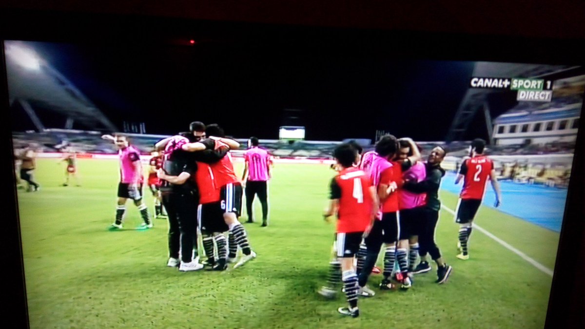 ElModouGueye1's tweet photo. Après la récitation en choeur l"Égypte se qualifie miraculeusement en finale de la CAN https://t.co/wg2ldX3Tx3
