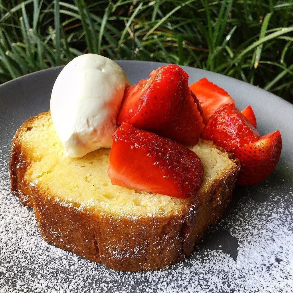 michaelsgenuine's tweet photo. 🍋🍋🍋 lemon pound cake with mascarpone and fresh @knausberryfarm strawberries 😍😋🍓 #thisismgfd #genuinefood #dessert #… https://t.co/tpa2bOg9Yx