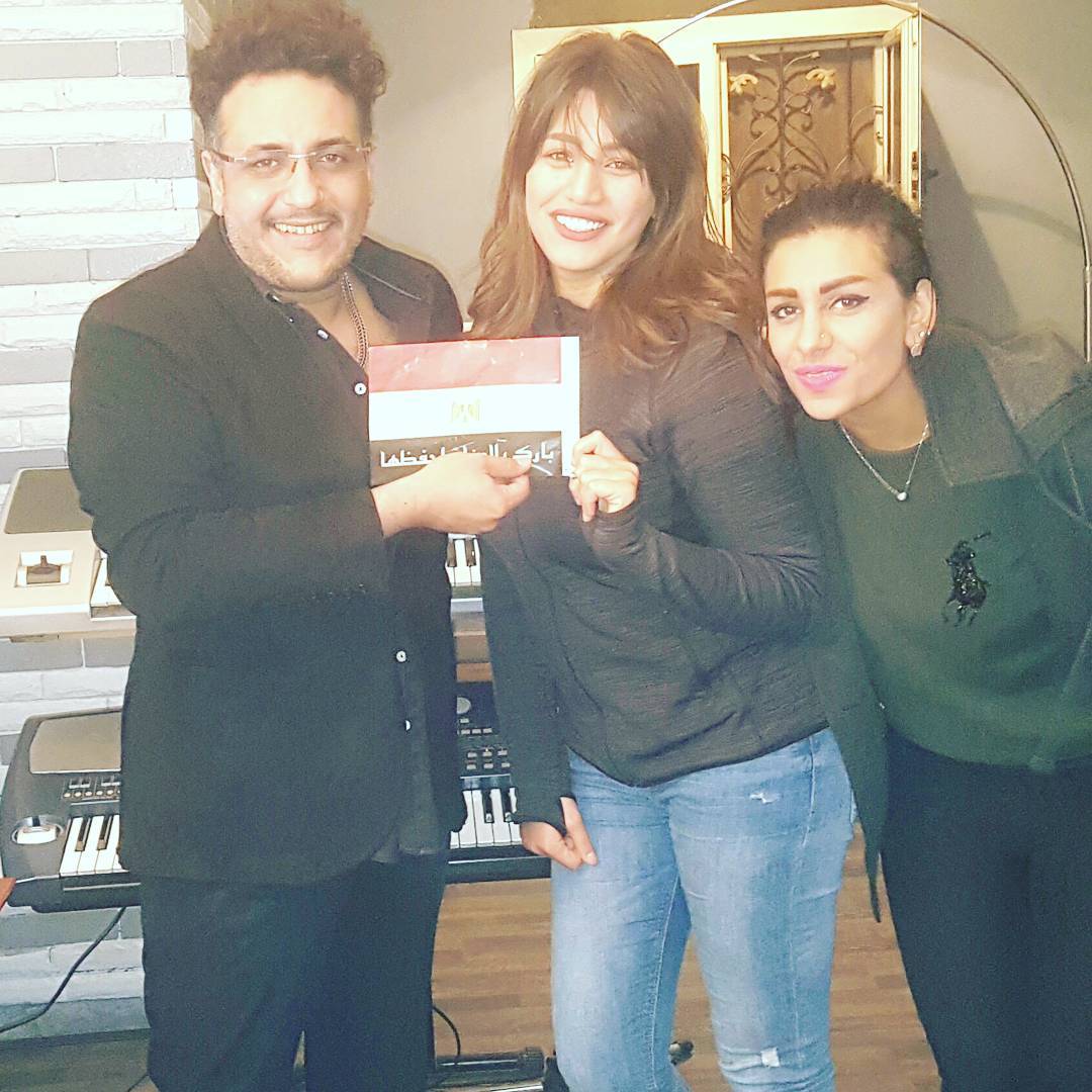 alnogoum's tweet photo. الفنانة #هايدي_موسى تحتفل بفوز منتخب مصر على بوركينا فاسو مع الملحن محمد رحيم
#لايت_فن #مشاهير https://t.co/oVKxN3qg3l
