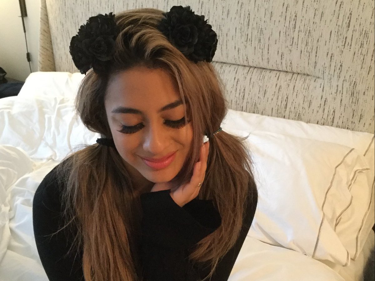 AllyBrooke's tweet photo. Happy February ❤💘🌹 https://t.co/XsU8P8GU8q