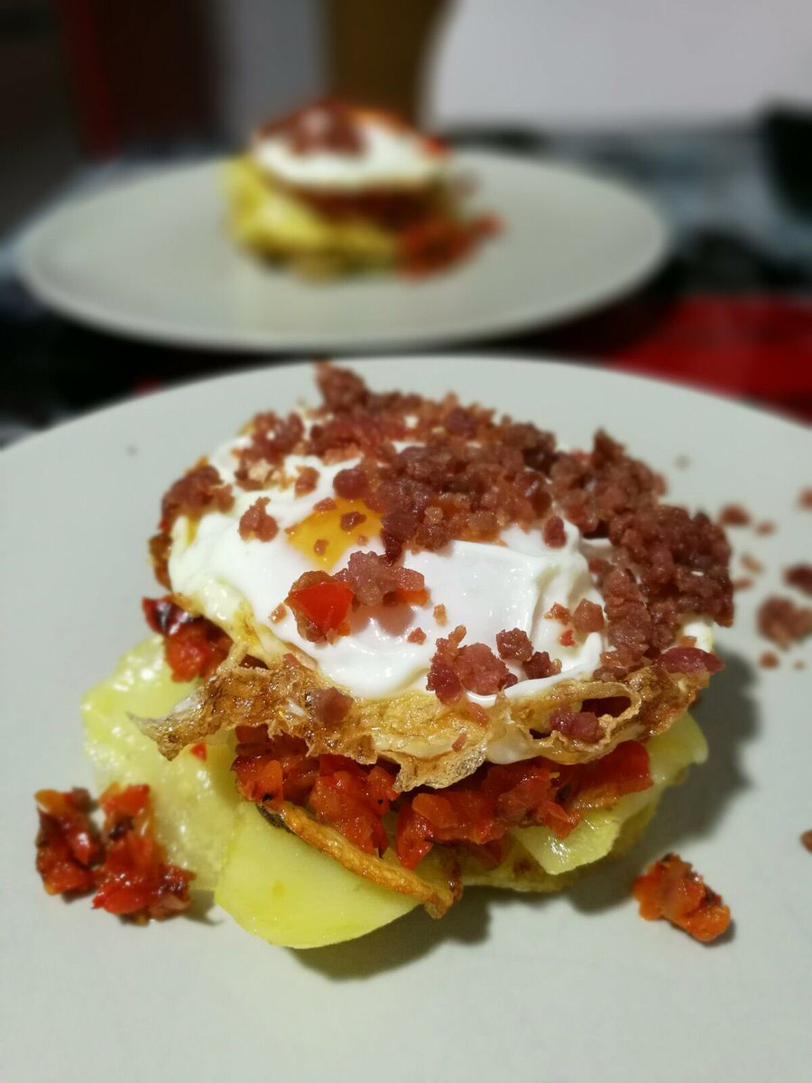 lossalaos2015's tweet photo. #torre de #huevos #patatas y #jamón con un poco de #pimiento y #cebolla ¡Facilísimo! https://t.co/2WLZ53SS1f