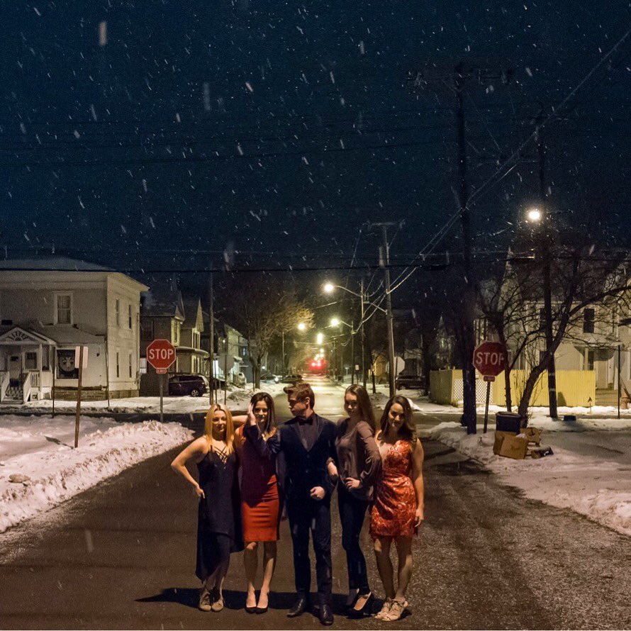 PhoenixProjectD's tweet image. Quiet moments. Dancers from Phoenix Project Dance during a photoshoot for FNO! #ppdfno17 @2themoonphoto