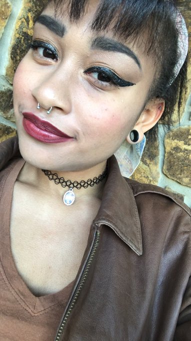 Today's look 😘 https://t.co/TpwvLgnenr