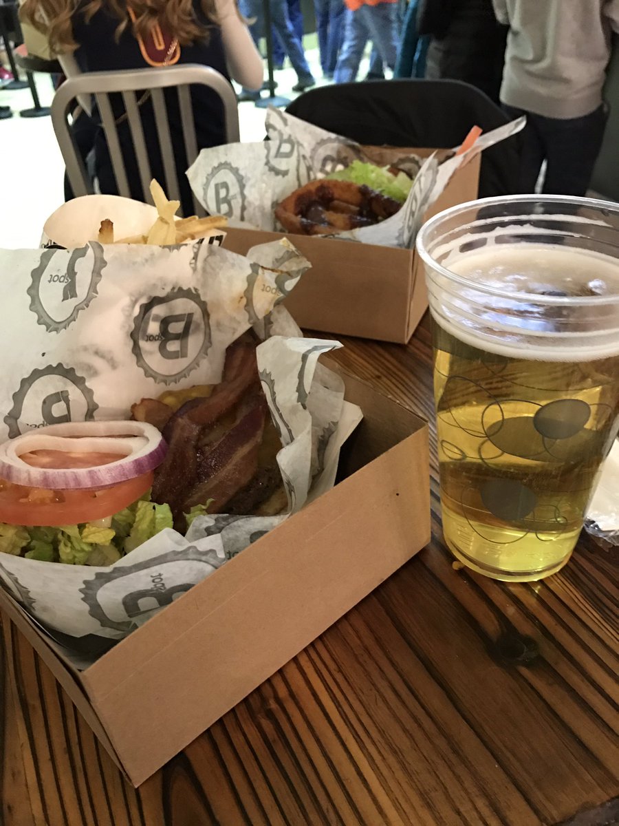 beck_1219's tweet photo. #pregame #beerandaburger #nothardtoplease https://t.co/gNfn668Z6E