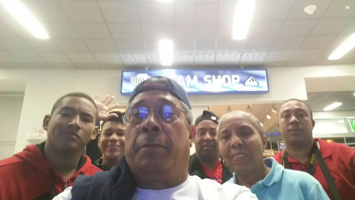 jar_ho's tweet photo. Selfie by papa en el Amway Center... #losHOenOrlando2017 #MagicvsPacers https://t.co/hAA2HD5fe8