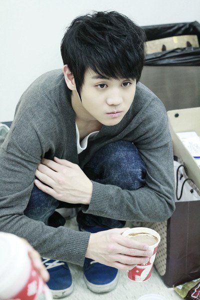 B2STForLifetime's tweet photo. Ahhh I guess some things don't change right? 😄 #Yoseob so cute! #BEAST #B2ST #B2UTY #StayStrongWithBEAST https://t.co/h15gpj3L7x