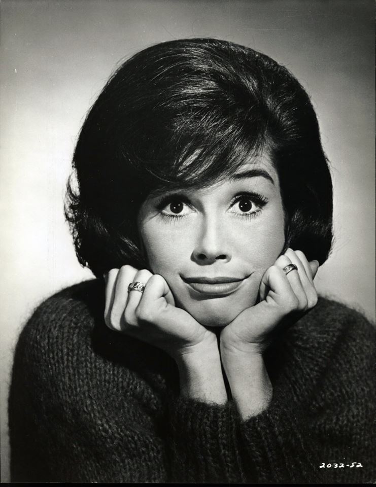 Oh, how I love Mary Tyler Moore. Click on the link to read my article on America's TV Sweetheart. facebook.com/TheBoneJangler…