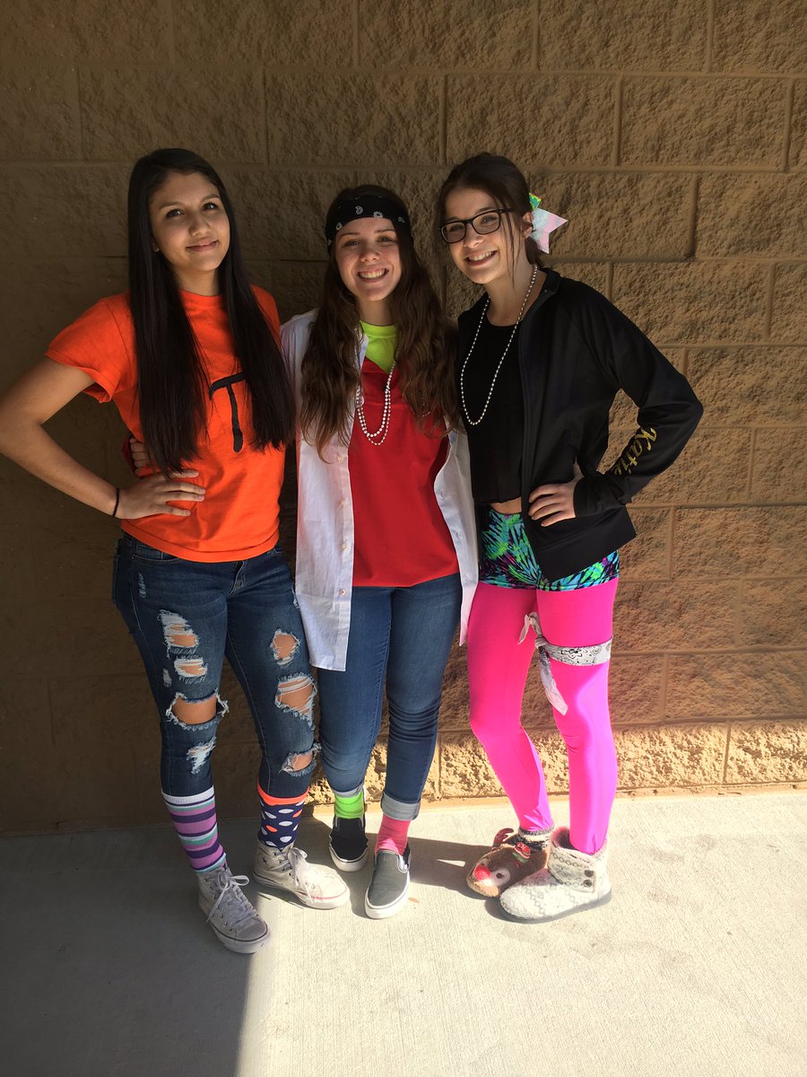 katiegracie8's tweet photo. Day 3 wackkyyy #srhstake17 #worstdressedlist https://t.co/4KRrkWCRxx