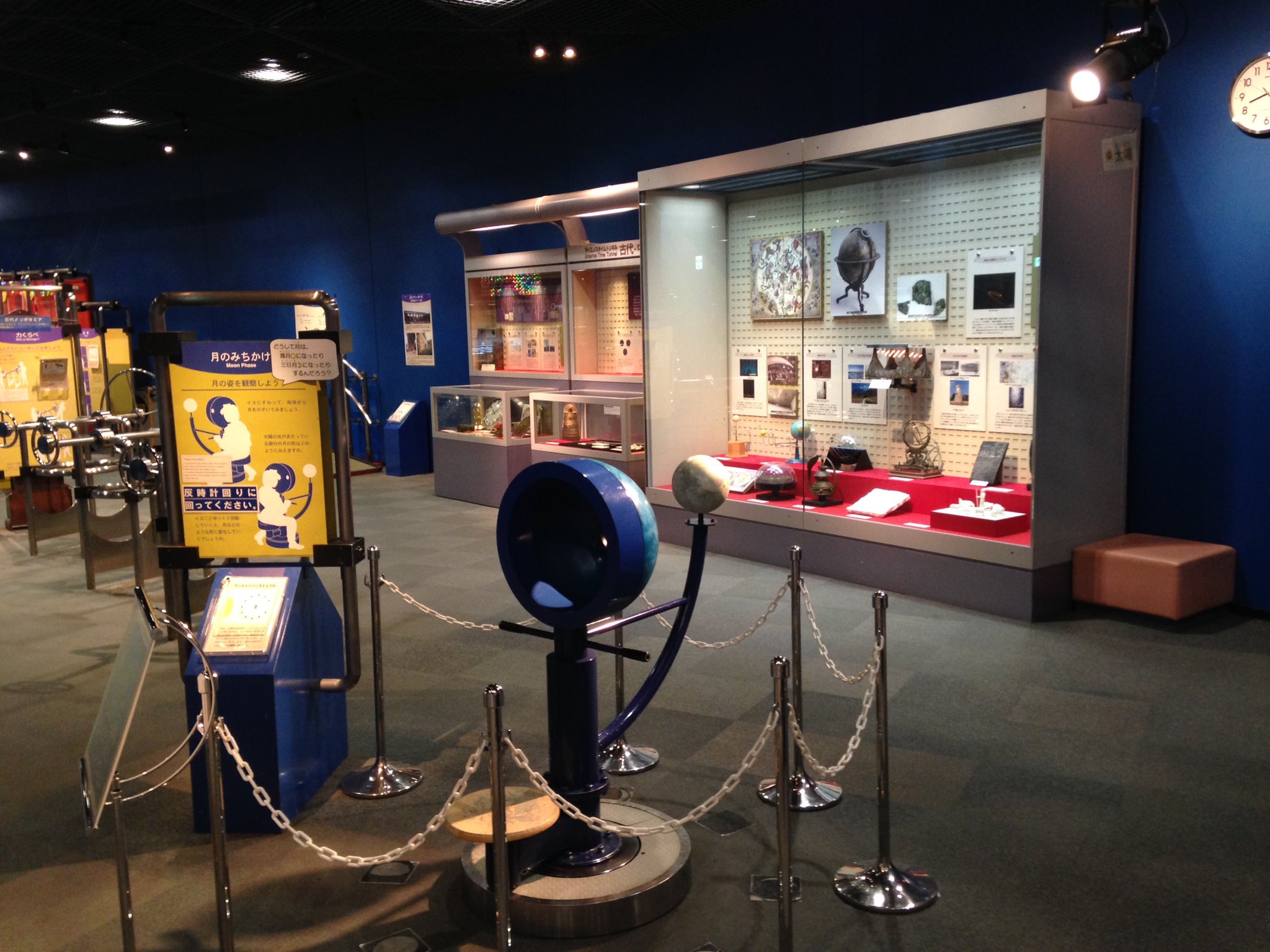 館長の散歩 科学館 No Twitter おははようございます 大阪市立科学館です 展示場を一周しています 今日は41個目の展示 月の満ち欠け なんで月が満ち欠けするかが分かる 古代の人々はどう考えていたのだろう そんな話も聞きたいですねー サイエンス タイム