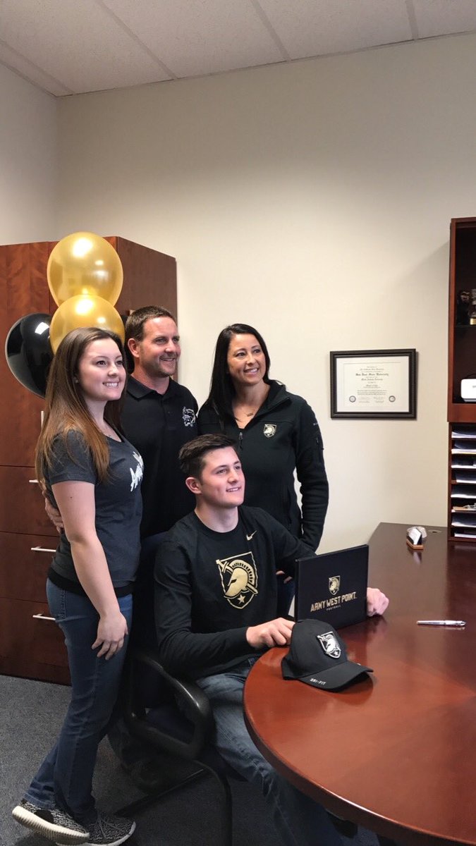 Schroeder_295's tweet photo. Officially a Black Knight! Can't wait for what the future holds. @CoachSaturnio @ArmyWP_Football @VCHSAthletics #KnightTime17 #BeatNavy https://t.co/lrHO7GTU1y