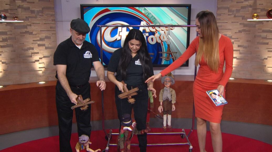 AdrianaLopezTV's tweet photo. Yo detrás de cámaras encantada con las marionetas! @GeppettosDallas https://t.co/58fazWIUPd